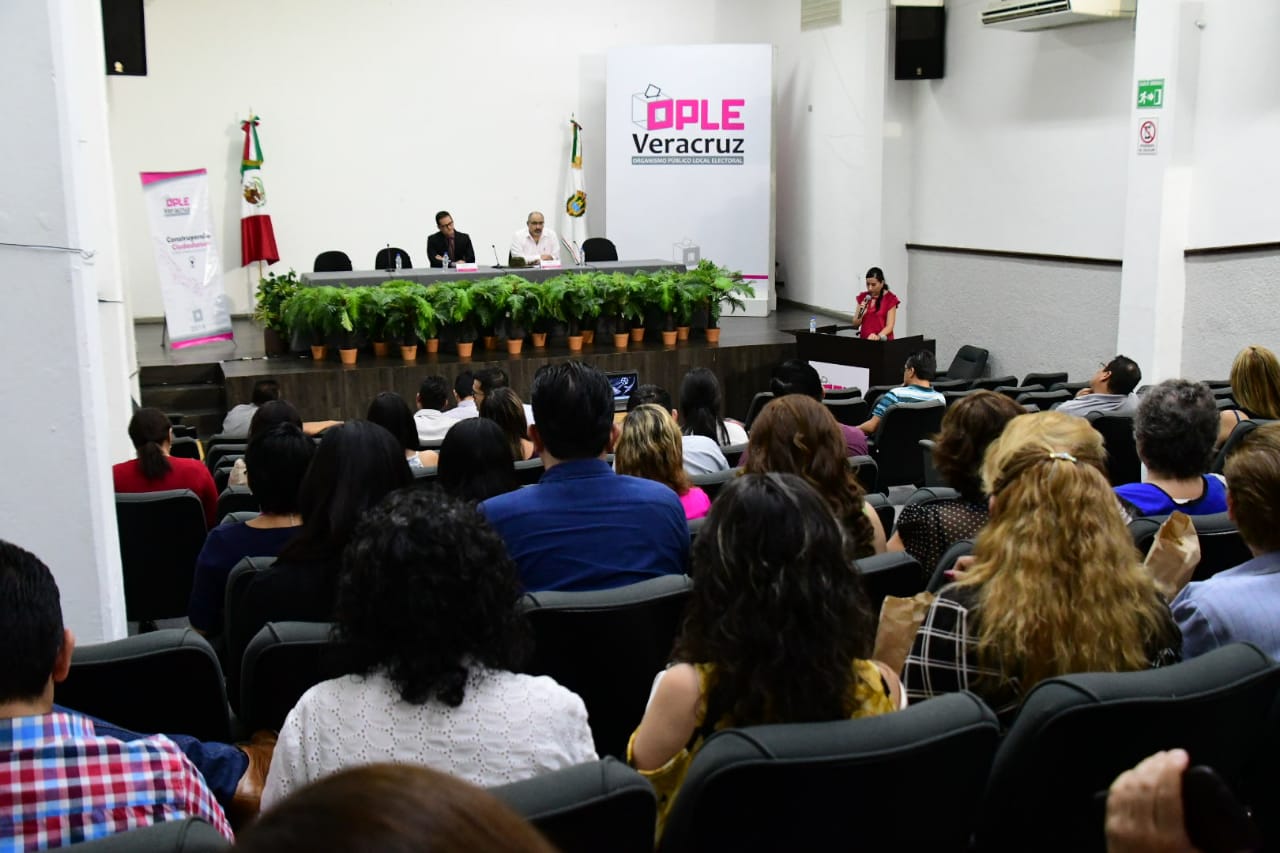 OPLE Veracruz realiza cine debate con la proyección de la película: El día de la unión