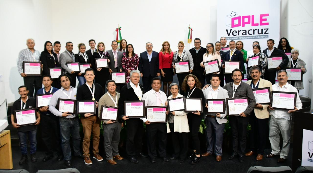 OPLE Veracruz reconoce a su personal por cumplir 15, 20 y 25 años de trayectoria en el Organismo
