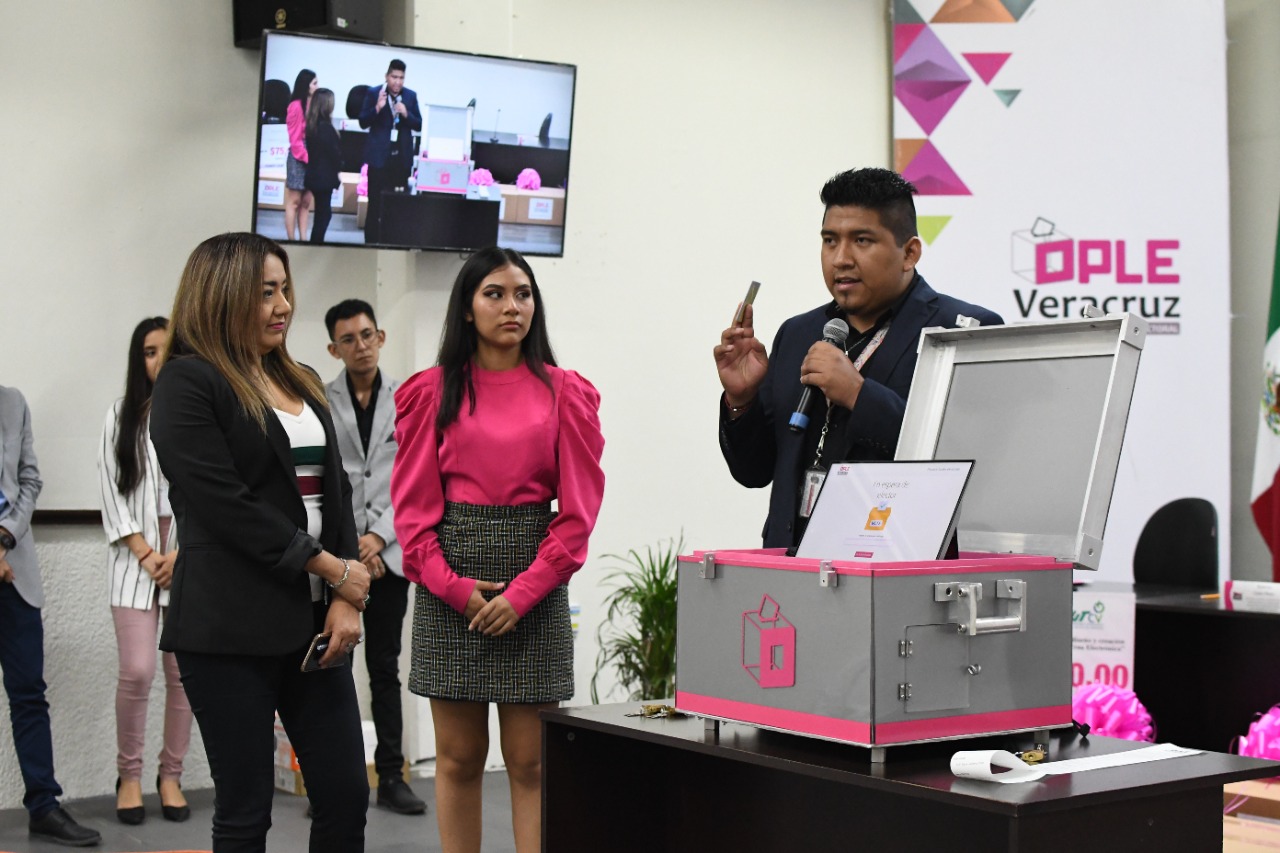 OPLE Veracruz ya cuenta con un Prototipo de Urna Electrónica creado por el equipo ganador de la UTCV