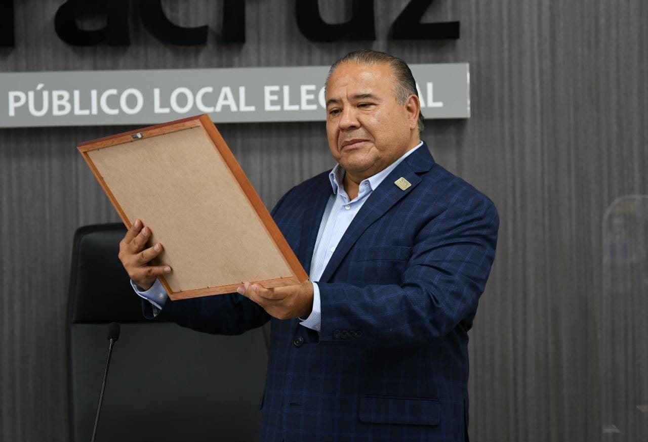 Consejo General del OPLE Veracruz reconoce al Consejero Presidente Alejandro Bonilla Bonilla durante su última Sesión Ordinaria
