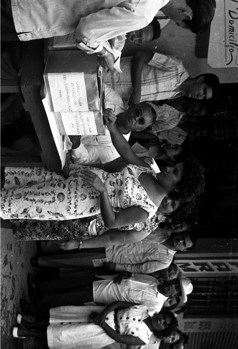 Mujeres ejerciendo su voto por primera vez en elecciones Federales. Puerto de Veracruz 1955.