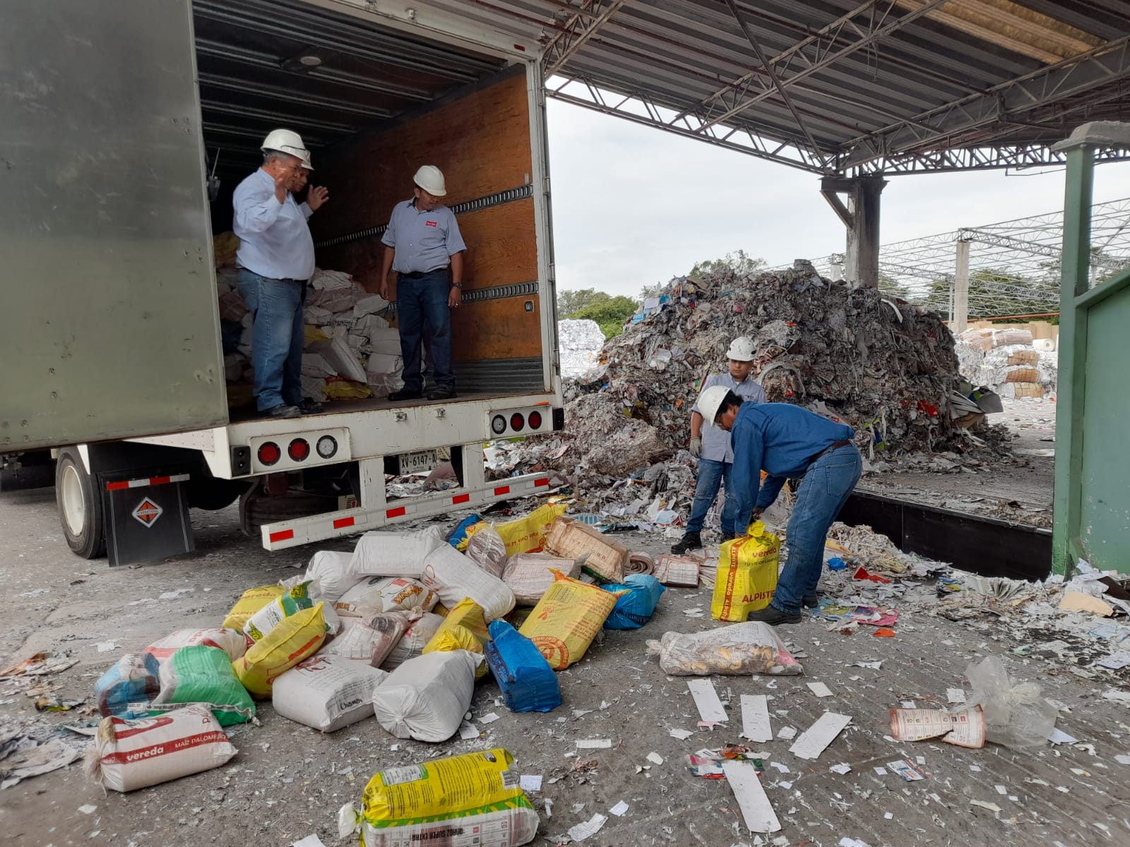OPLE Veracruz realiza la destrucción de la Documentación Electoral de manera responsable con el medio ambiente